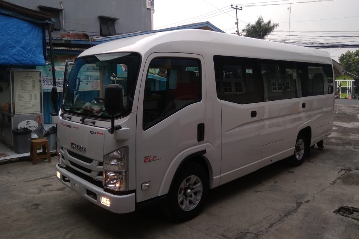 Sewa Elf Murah Jakarta 19 Seaters Silver